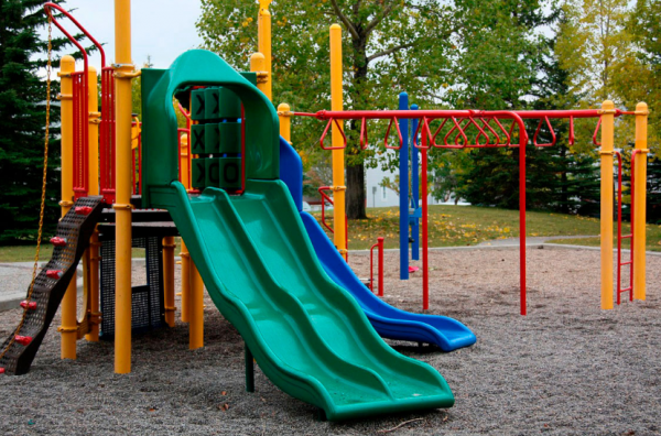 Taman bermain anak yang dilengkapi dengan perosotan dan ayunan